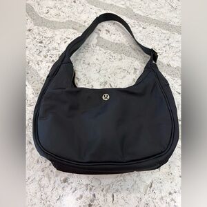 Lululemon city essentials shoulder bag